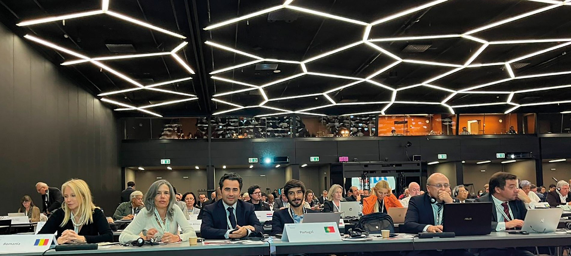 Portugal participou na assembleia-geral da FDI, representada por Miguel Pavão, bastonário, Maria João Ponces, vogal do Conselho Diretivo (à esquerda), e António Roma Torres, National Liaison Officer (à direita)