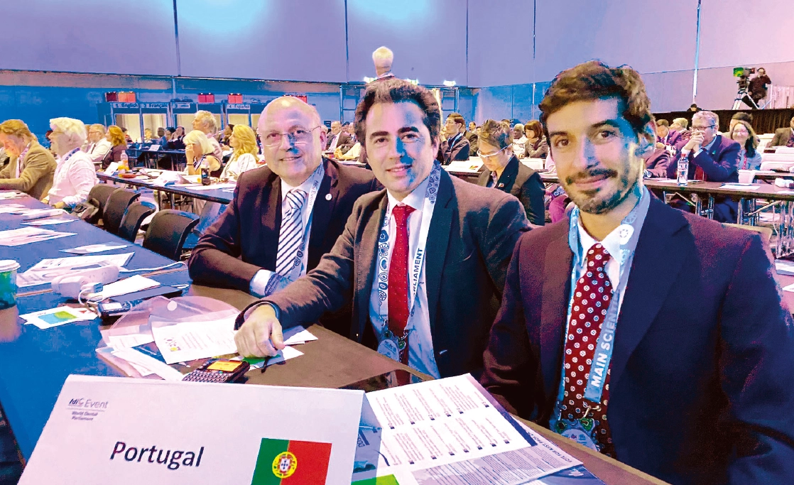 (da esq. para a dir.) Pedro Mesquita, secretário-geral da SPEMD, Miguel Pavão, bastonário da OMD, e António Roma Torres, National Liaison Officer de Portugal na FDI