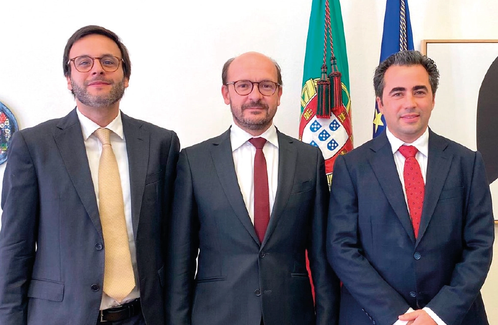 (da esq. para a dir.) Fernando Arrobas, coordenador do GT da OMD Turismo em Medicina Dentária e membro do GT Mais Economia e Saúde, Nuno Fazenda, secretário de Estado do Turismo, Comércio e Serviços, e Miguel Pavão, bastonário da OMD